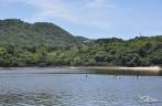 Surfistas voltam remando para casa na Lagoa do Meio, na Praia do Rosa, Imbituba, litoral sul de Santa Catarina